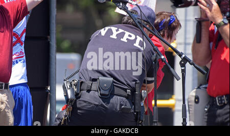 New York City, United States. Le 04 juillet, 2016. La force de NYPD protestataire qui pulvérisé des concurrents avec le ketchup en dehors de la scène. Huit fois la célèbre Nathan Quatrième de juillet Hot Dog eating contest winner Joey Chestnut a repris la couronne qu'il a perdu l'année dernière à Matt Stonie Stonie en défaisant manger 70 hot dogs & brioches lors du célèbre Concours du centenaire Nathan à Coney Island. Credit : Andy Katz/Pacific Press/Alamy Live News Banque D'Images