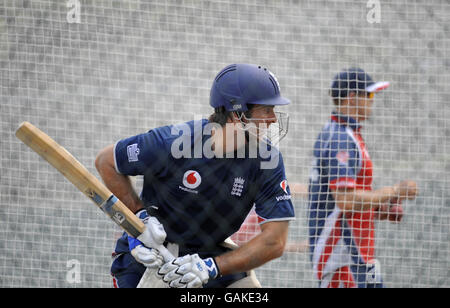 Le capitaine d'Angleterre Michael Vaughan pendant la pratique du filet à Seddon Park, Hamilton, Nouvelle-Zélande. Banque D'Images