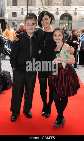 Célébrité Maman de l'année Kym Ryder arrive avec ses enfants David et Emily pour le Tesco Magazine maman de l'année 2008 Awards, à l'hôtel Waldorf Hilton dans le centre de Londres. Banque D'Images