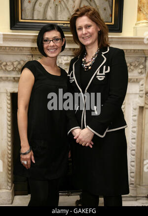 L'épouse du Premier ministre Sarah Brown (à droite) avec le célèbre maman de l'année de Tesco Magazine Kym Ryder, lors d'une réception au 10 Downing Street, dans le centre de Londres. Banque D'Images