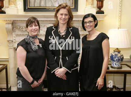 L'épouse du Premier ministre Sarah Brown (au centre) avec le Maman de l'année de Tesco Magazine Jakki James-Clarke (à gauche, à 38 ans, de Lincoln, le Grand gagnant) et Kym Ryder (31 ans, Warrington, le célèbre maman de l'année) lors d'une réception au 10 Downing Street, dans le centre de Londres. Banque D'Images