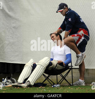 Cricket - Angleterre pratique - Seddon Park.Le capitaine d'Angleterre Michael Vaughan (à gauche) avec le physiothérapeute Kirk Russell pendant la pratique du filet à Seddon Park, Hamilton, Nouvelle-Zélande. Banque D'Images