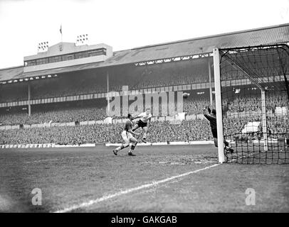 Bobby Smith de Tottenham Hotspur (c) dirige le septième but de son équipe devant le gardien de but d'Everton Albert Dunlop (r), observé par John Bramwell d'Everton (l) Banque D'Images