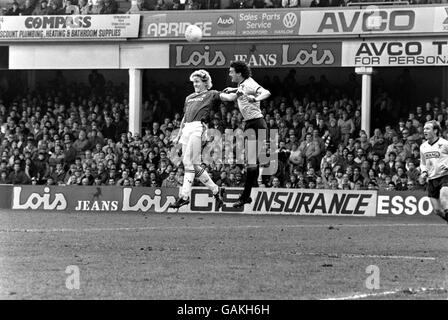 (G-D) Frank McAvennie de West Ham United est battu au ballon par Gary Briggs d'Oxford United Banque D'Images