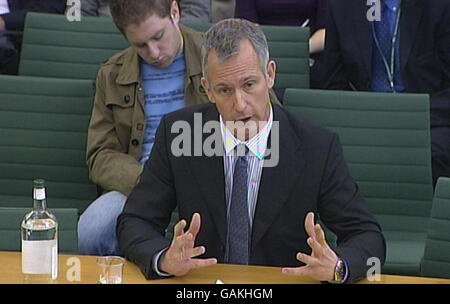 Brian Paddick, candidat Mayoral démocrate libéral à Londres, apporte des preuves à la commission des affaires intérieures sur ses priorités en matière de police à la Maison Portcullis, à Londres. Banque D'Images