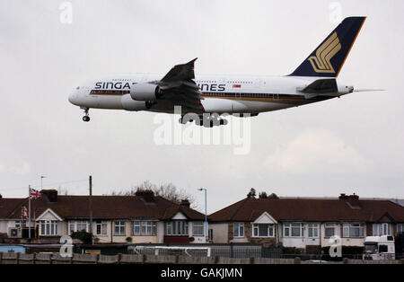 Le super jumbo Singapore Airlines, un Airbus A380, débarque cet après-midi à l'aéroport de Londres Heathrow. Banque D'Images