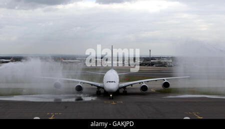 L'Airbus 380 de Singapore Airlines atterrit à l'aéroport d'Heathrow après son premier vol commercial vers le Royaume-Uni. Banque D'Images