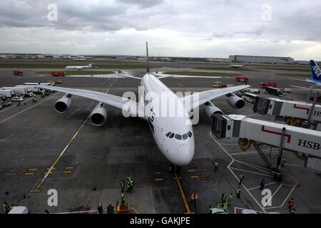 L'Airbus 380 de Singapore Airlines atterrit à l'aéroport d'Heathrow après son premier vol commercial vers le Royaume-Uni. Banque D'Images