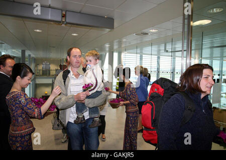 Les passagers débarquent de l'Airbus 380 de Singapore Airlines après avoir atterri à l'aéroport de Heathrow après son premier vol commercial vers le Royaume-Uni. Banque D'Images