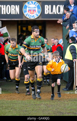 Rugby Union - Powergen Cup - quart de finale - Bath contre Northampton Saints.La mascotte PowerGen est à court avec les joueurs de Northampton Saints Budge Pountney et Ben Cohen (l) Banque D'Images