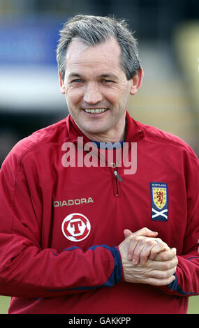 George Burley, directeur écossais, lors d'une séance de formation au stade Strathclyde Homes, à Dumbarton. Banque D'Images