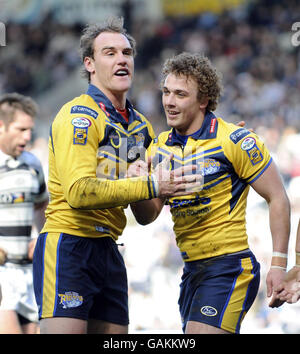 Lee Smith (à droite) de Leeds Rhinos célèbre son essai avec Gareth Ellis lors du match engage Super League au KC Stadium de Hull. Banque D'Images