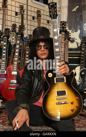 Slash participe au lancement de ses guitares Gibson et Epiphone SLASH les Paul, édition limitée, aux studios Gibson Guitar, dans le centre de Londres. Banque D'Images