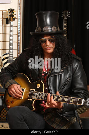 Slash participe au lancement de ses guitares Gibson et Epiphone SLASH les Paul, édition limitée, aux studios Gibson Guitar, dans le centre de Londres. Banque D'Images