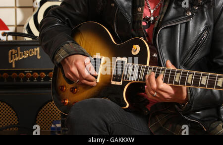 Slash participe au lancement de ses guitares Gibson et Epiphone SLASH les Paul, édition limitée, aux studios Gibson Guitar, dans le centre de Londres. Banque D'Images