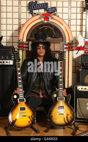 Slash participe au lancement de ses guitares Gibson et Epiphone SLASH les Paul, édition limitée, aux studios Gibson Guitar, dans le centre de Londres. Banque D'Images