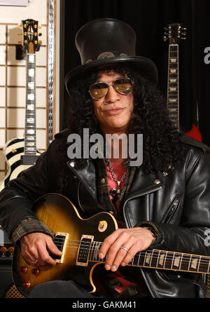 Slash participe au lancement de ses guitares Gibson et Epiphone SLASH les Paul, édition limitée, aux studios Gibson Guitar, dans le centre de Londres. Banque D'Images