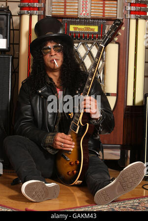 Slash participe au lancement de ses guitares Gibson et Epiphone SLASH les Paul, édition limitée, aux studios Gibson Guitar, dans le centre de Londres. Banque D'Images