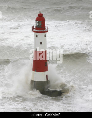 Vue générale sur le phare de Beachy Head près d'Eastbourne, dans l'est du Sussex. Banque D'Images