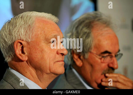 Sir Bobby Robson (à gauche), qui lutte contre le cancer lui-même, aujourd'hui, lors du lancement de la Fondation Sir Bobby Robson en photo avec des Lynham. La fondation se concentrera sur la détection précoce et le traitement de la maladie. Banque D'Images