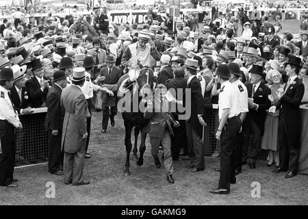 Shirley Heights, avec Greville Starkey vers le haut, étant conduit dans l'enceinte de la dégringolade après sa victoire palpitante dans le 199e Derby à Epsom aujourd'hui. Banque D'Images