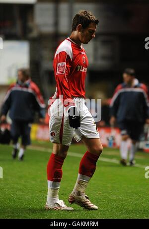 Lee Cook de Charlton Athletic semble abattu après le coup de sifflet final. Banque D'Images