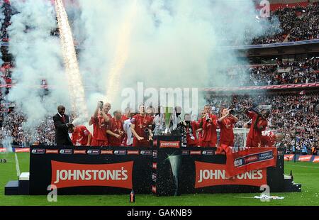 Football - finale du trophée de peinture de Johnstone - Milton Keynes dons / Grimsby Town - Wembley Stadium.Les Dons de Milton Keynes célèbrent la victoire du trophée peinture de Johnstone Banque D'Images