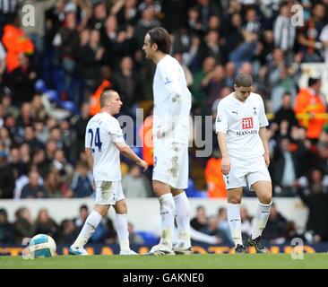 Les joueurs de Tottenham Hotspur sont abattus après les Obafemi Martins de Newcastle United marque son quatrième but de côté du match Banque D'Images