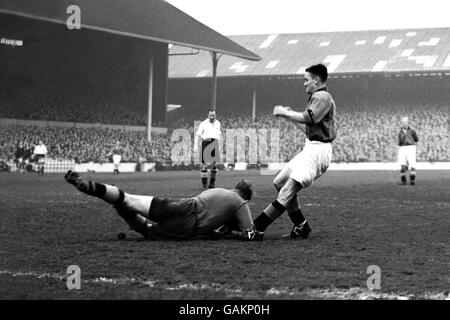 (G-D) le gardien de but Tottenham Hotspur Ted Ditchburn sauve aux pieds De Bill Strauss de Plymouth Argyle Banque D'Images