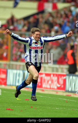 CHRIS WADDLE DE SHEFFIELD WEDNESDAY CÉLÈBRE LE BUT V SHEFFIELD UNITED Banque D'Images