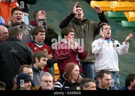 Football - Championnat de la ligue de football Coca-Cola - Norwich City v Burnley - Carrow Road. Les fans de Burnley applaudit leur équipe depuis les stands Banque D'Images