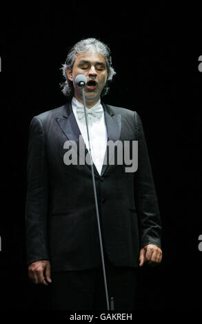 Le Maestro Andrea Bocelli monte sur le navire de croisière MSC Poesia à Douvres, baptisé par Sophia Loren en présence du capitaine du navire et du prince et de la princesse Michael de Kent. Banque D'Images