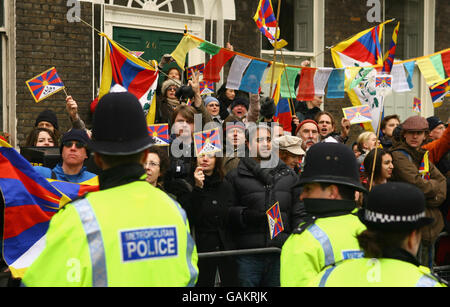 Des manifestants pro-Tibet bordent la route relais de la torche olympique pendant son voyage à travers Londres sur le chemin de l'éclairage du chaudron olympique à l'O2 Arena de Greenwich. Banque D'Images