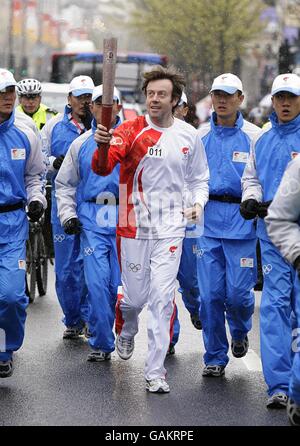 Relais de la flamme des Jeux Olympiques de Beijing - Londres.La torche approche North Carridge Drive, pendant le relais de la torche des Jeux Olympiques de Beijing à Londres Banque D'Images