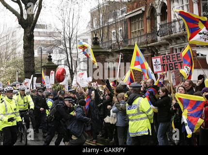 Relais de la flamme des Jeux Olympiques de Beijing - Londres.Les manifestants protestent alors que la torche approche de North Carridge Drive, lors du relais de la torche des Jeux Olympiques de Beijing à Londres. Banque D'Images