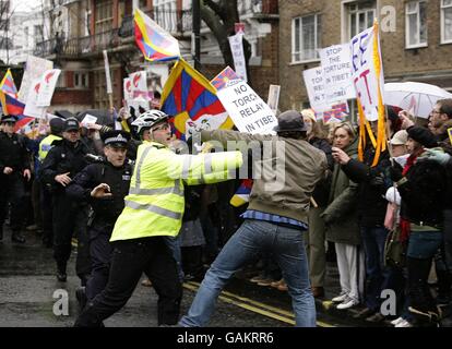 Les manifestants protestent alors que la torche approche de North Carridge Drive, lors du relais de la torche des Jeux Olympiques de Beijing à Londres. Banque D'Images