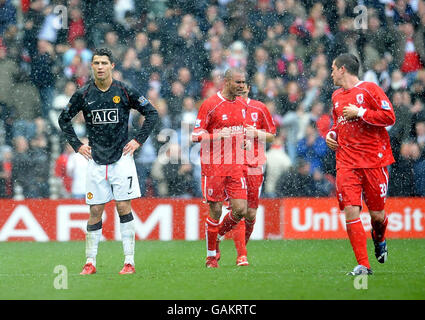 Cristiano Ronaldo de Manchester United se penche sur Middlesbrough pour célébrer le but secong d'Afonso Alves lors du match de la Barclays Premier League au Riverside, Middlesbrough. Banque D'Images