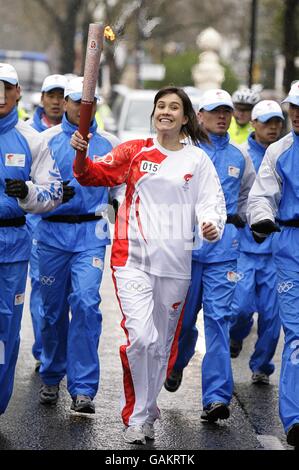 Relais de la flamme des Jeux Olympiques de Beijing - Londres.La torche approche North Carridge Drive, pendant le relais de la torche des Jeux Olympiques de Beijing à Londres. Banque D'Images