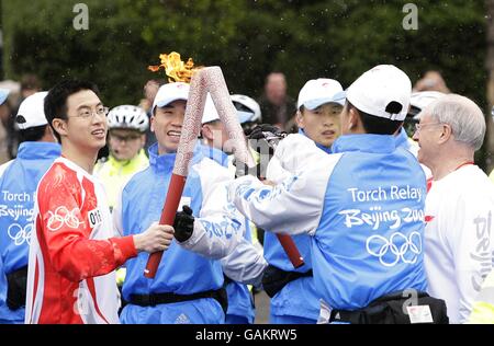 Relais de la flamme des Jeux Olympiques de Beijing - Londres.La torche approche North Carridge Drive, pendant le relais de la torche des Jeux Olympiques de Beijing à Londres. Banque D'Images