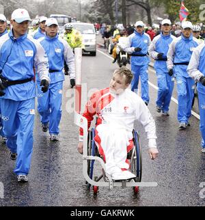 Relais de la flamme des Jeux Olympiques de Beijing - Londres.La torche approche North Carridge Drive, pendant le relais de la torche des Jeux Olympiques de Beijing à Londres. Banque D'Images