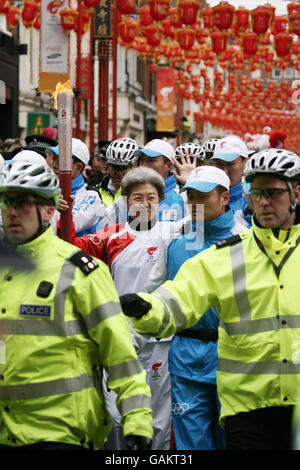 L'ambassadeur de la Chine au Royaume-Uni Fu Ying porte la torche olympique à travers le quartier chinois de Londres pendant une partie de son voyage à travers Londres sur son chemin vers l'éclairage du chaudron olympique à l'O2 Arena de Greenwich. Banque D'Images