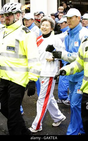 Relais de la flamme des Jeux Olympiques de Beijing - Londres.L'ambassadeur de la Chine au Royaume-Uni Fu Ying porte la torche olympique pendant le relais de la torche des Jeux Olympiques de Beijing à Londres. Banque D'Images