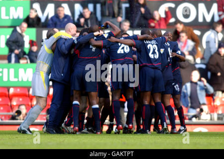 Football - coupe AXA FA - Cinquième tour - Manchester United contre Arsenal. Les joueurs d'Arsenal célèbrent la victoire après le match Banque D'Images