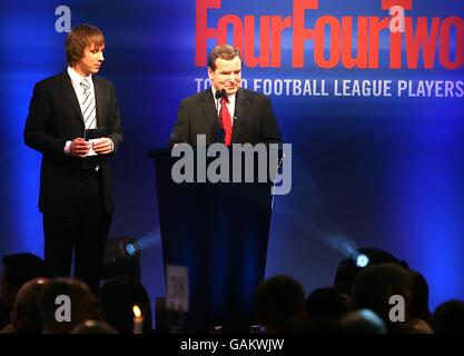 Football - football League Awards 2008 - Londres.Jeff Stoelling (à droite) et Hugh Sleight, rédacteur en chef de FourTwo, au football League Awards 2008 au London Hilton, Park Lane. Banque D'Images