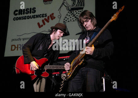 Gaz Coombes (à gauche) de Supergrass en compagnie de son invité, l'ancien membre des Smiths Andy Rourke se présente sur scène lors du concert caritatif contre les sans-abri de crise au Roundhouse de Camden, dans le nord de Londres. Banque D'Images