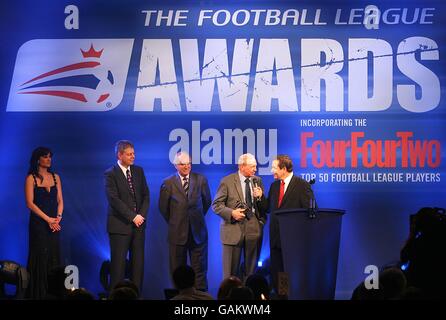 Jimmy Armfield (2e à droite) s'entretient avec Jeff Steller après avoir reçu la contribution Thomas Cook au prix de football de la Ligue de Lord Malwhinney (au centre), président de la Ligue de football et directeur général de Thomas Cook Sport Danny Talbot (2e à gauche) aux football League Awards 2008 au London Hilton, Park Lane. Banque D'Images