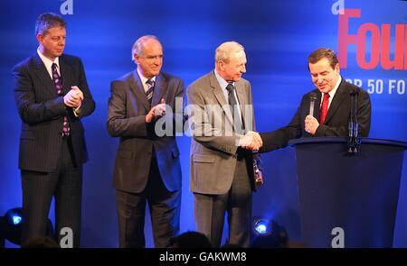 Jimmy Armfield (2e à droite) s'entretient avec Jeff Steller après avoir reçu la contribution de Thomas Cook au prix de football de la Ligue de Lord Malwhinney (au centre, à gauche), président de la Ligue de football et directeur général de Thomas Cook Sport Danny Talbot (à gauche) aux football League Awards 2008 au London Hilton, Park Lane. Banque D'Images