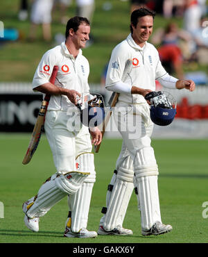 Andrew Strauss (à gauche) et Michael Vaughan quittent le terrain à la fin de la pièce lors du 1er Test à Seddon Park, Hamilton, Nouvelle-Zélande. Banque D'Images