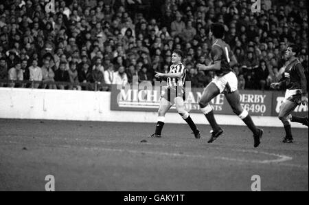 Paul Gascoigne (l) de Newcastle United regarde son coup de feu à la mouche Banque D'Images