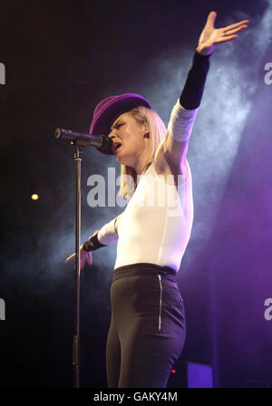 Roisin Murphy en concert - Londres.Roisin Murphy se produit sur scène au Roundhouse dans le centre de Londres. Banque D'Images